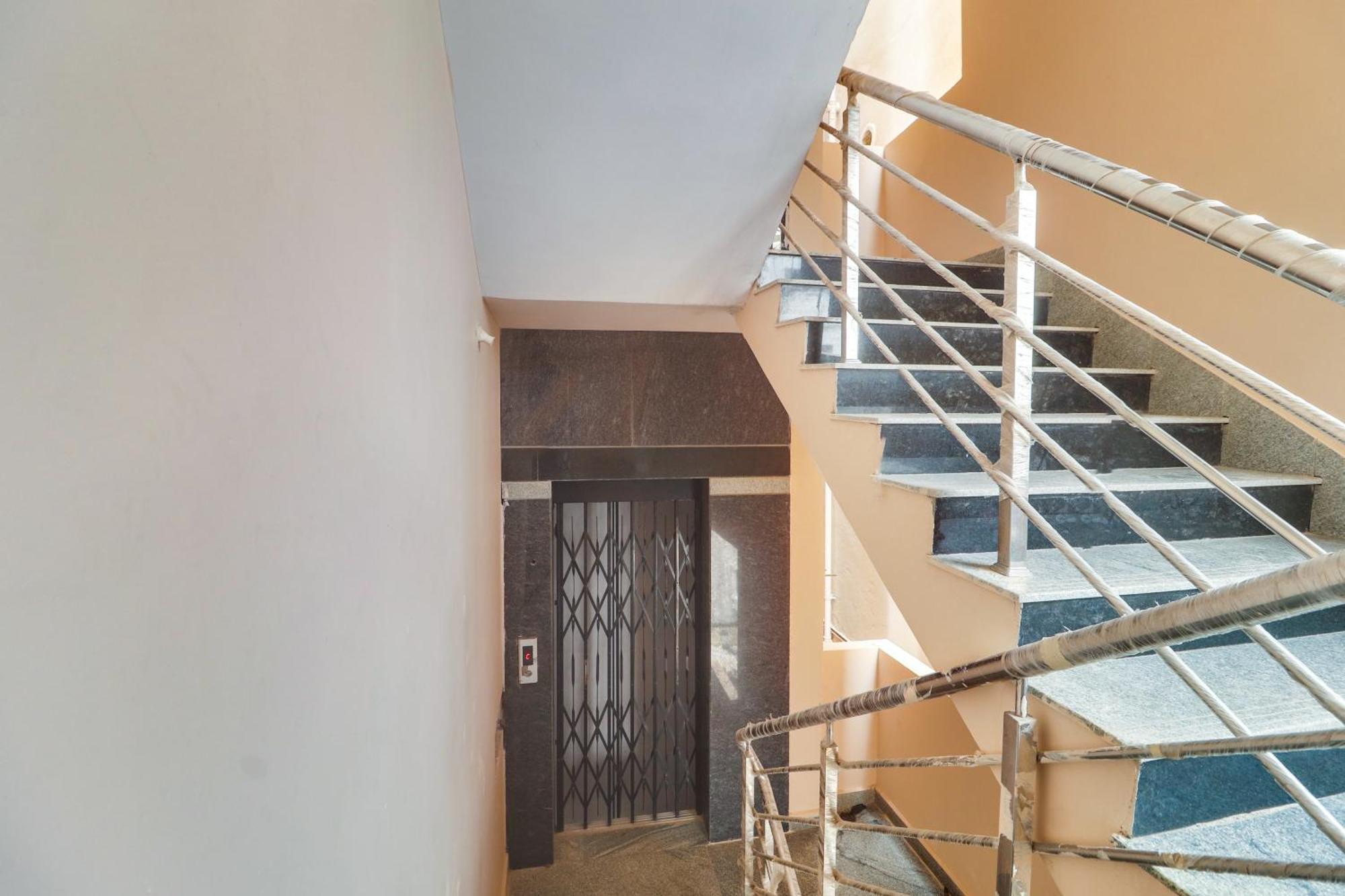 Hotel Collection O Sbr Kondapur Near Rto Office Hyderabad Exterior foto